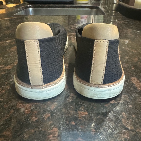 UGG® Alameda Sammy Slip-On Sneaker - Picture 10 of 11